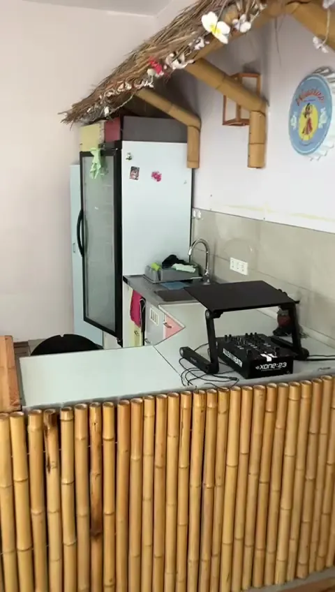Bambus-Theke mit DJ-Controller für Musik bei Ihrer Party