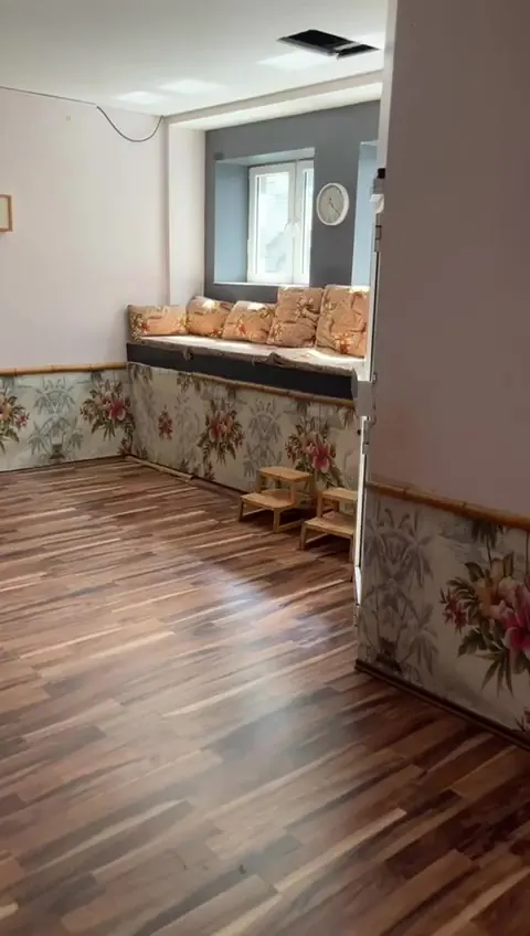 Gepolsterte Fensterbank mit Kissen im Veranstaltungsraum in Ehrenfeld