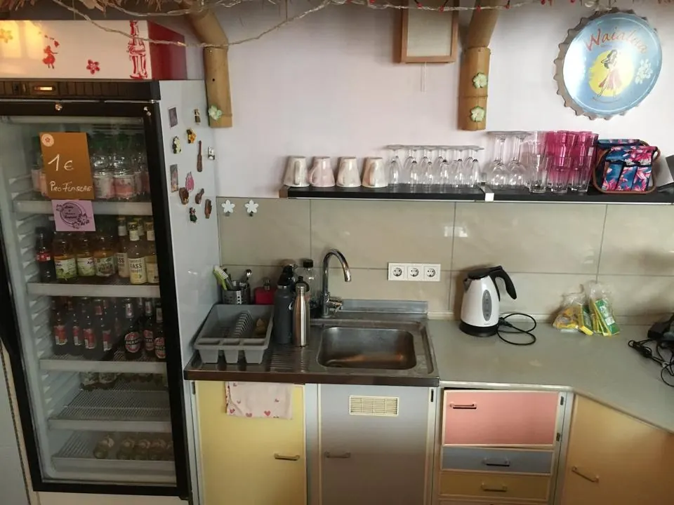 Küchenzeile mit Spüle, Wasserkocher und Gläsern im Festsaal Köln