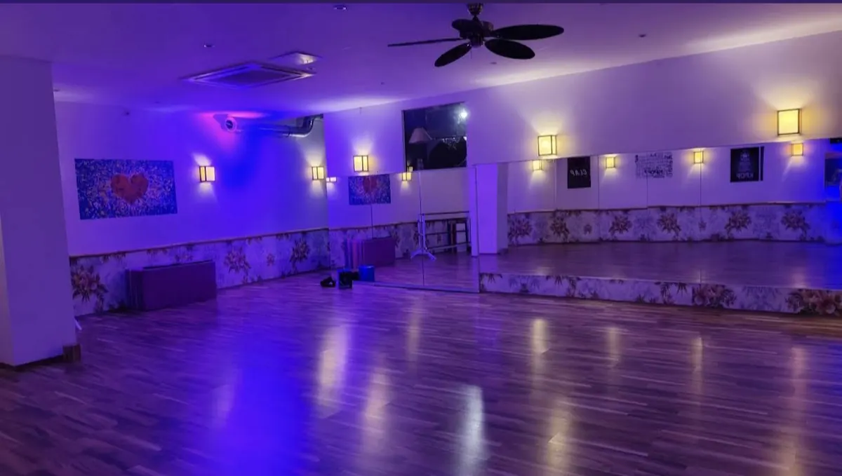 Festsaal Köln: Saal mit lila Partylicht, Holzboden und Spiegelwand
