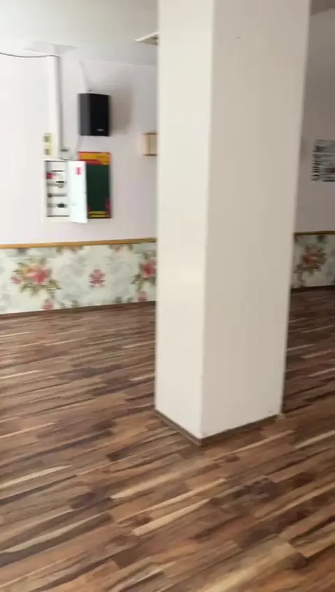 Workshop Raum Köln: freie Fläche mit Spiegelwand und Holzboden
