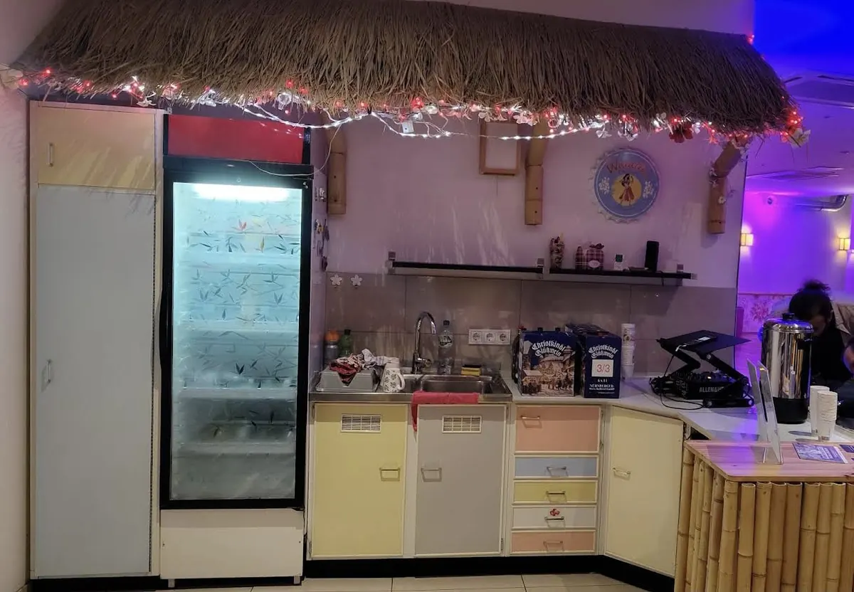 Preise Eventlocation Köln: Theke mit Kühlschrank und DJ-Pult inklusive