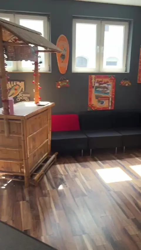 Tiki-Bar aus Bambus im Lounge-Bereich der Eventlocation Köln