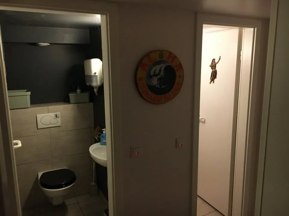 Gepflegte Toilette im Flur der Eventlocation Köln